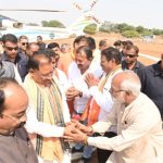 मुख्यमंत्री श्री विष्णु देव साय के भिलाई हेलीपैड पहुंचने पर जनप्रतिनिधियों और नागरिकों ने किया आत्मीय स्वागत