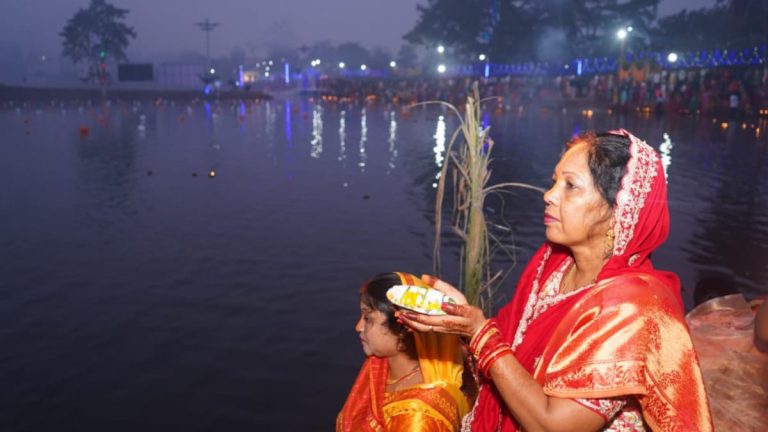 छठ पर्व: व्रती महिलाओं के साथ मुख्यमंत्री साय की पत्नी ने भी दिया उगते सूर्य काे अर्घ्य, सुख-समृद्धि की कामना की