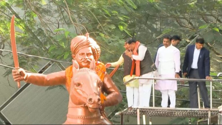 शहीद वीर नारायण सिंह की प्रतीमा पर CM साय ने किया माल्यार्पण, बलिदान को याद कर दी श्रद्धांजलि