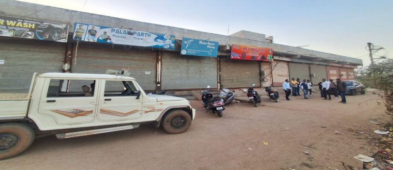 बकायेदारों पर निगम की सख्ती, 5 व्यवसायिक परिसर को किया सील… 4 से वसूले गए 11.68 लाख रुपए