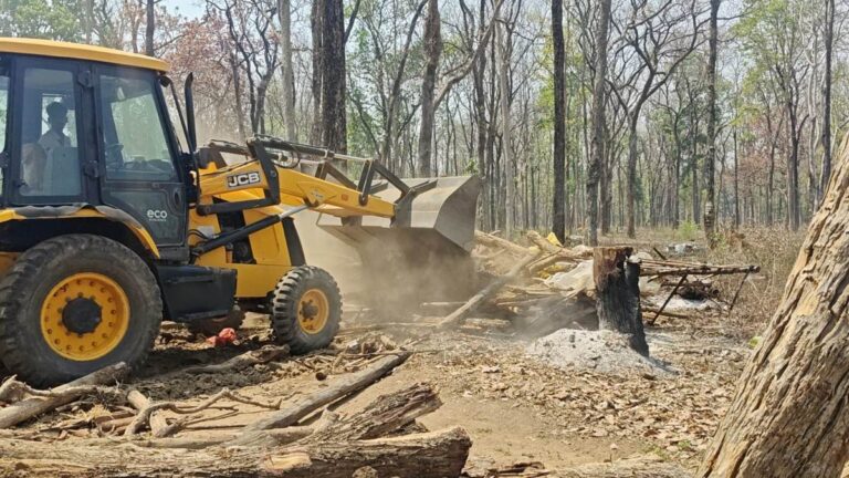 अतिक्रमण पर बड़ा एक्शन, प्रशासन ने अवैध घरों पर चलाया बुलडोजर