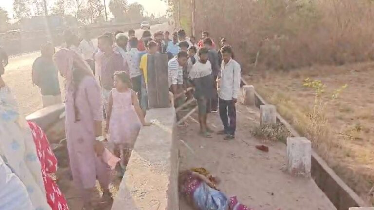 रेलिंग से टकराई बाइक, नानी की मौत, युवक घायल, समय पर एंबुलेंस नहीं पहुंचने पर लोगों ने जताई नाराजगी